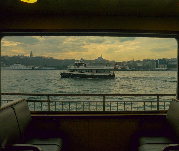 Peut-on trouver une maison de vacances en Bretagne avec des cours de cuisine et des balades en calèche?