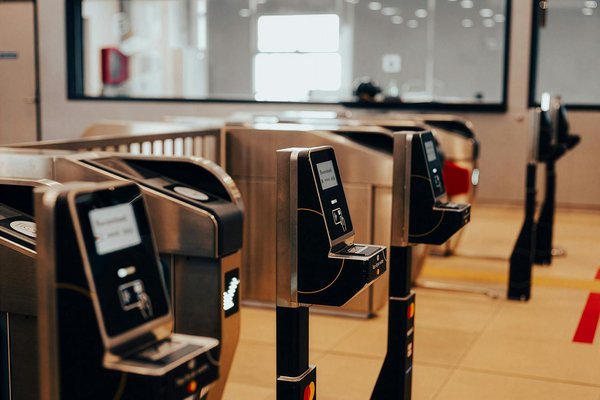 Quels sont les conseils pour camper en région de forêt tropicale en saison des pluies?